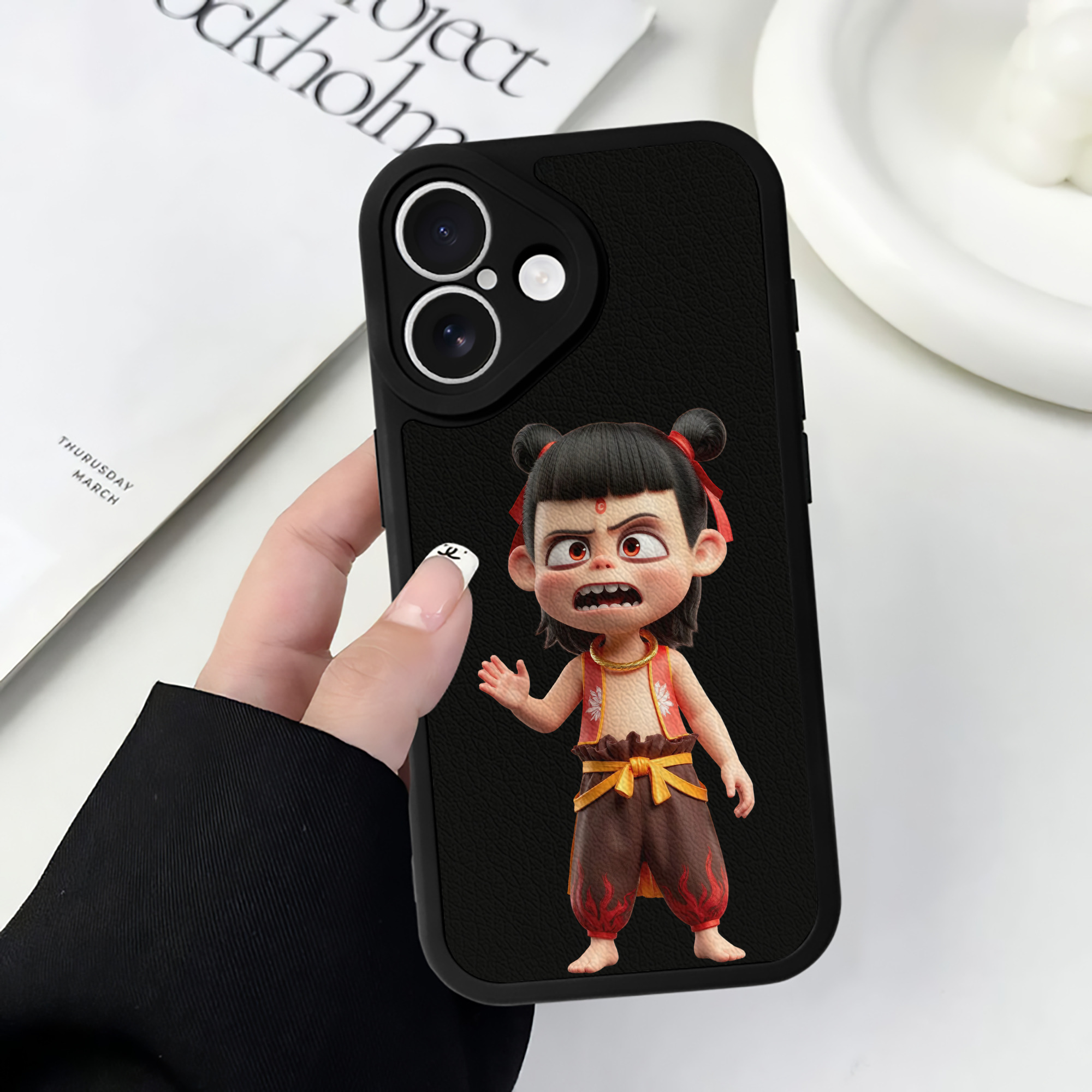 （画像用） Ne Zha 2 ナタ 魔童の大暴れ 【iPhone 16シリーズ対応】シリコンスマホケース（レザー調） 材質：シリコン